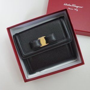 Salvatore Ferragamo | Vara Bow Compact Wallet | Nero Pebble Calf | Woman's